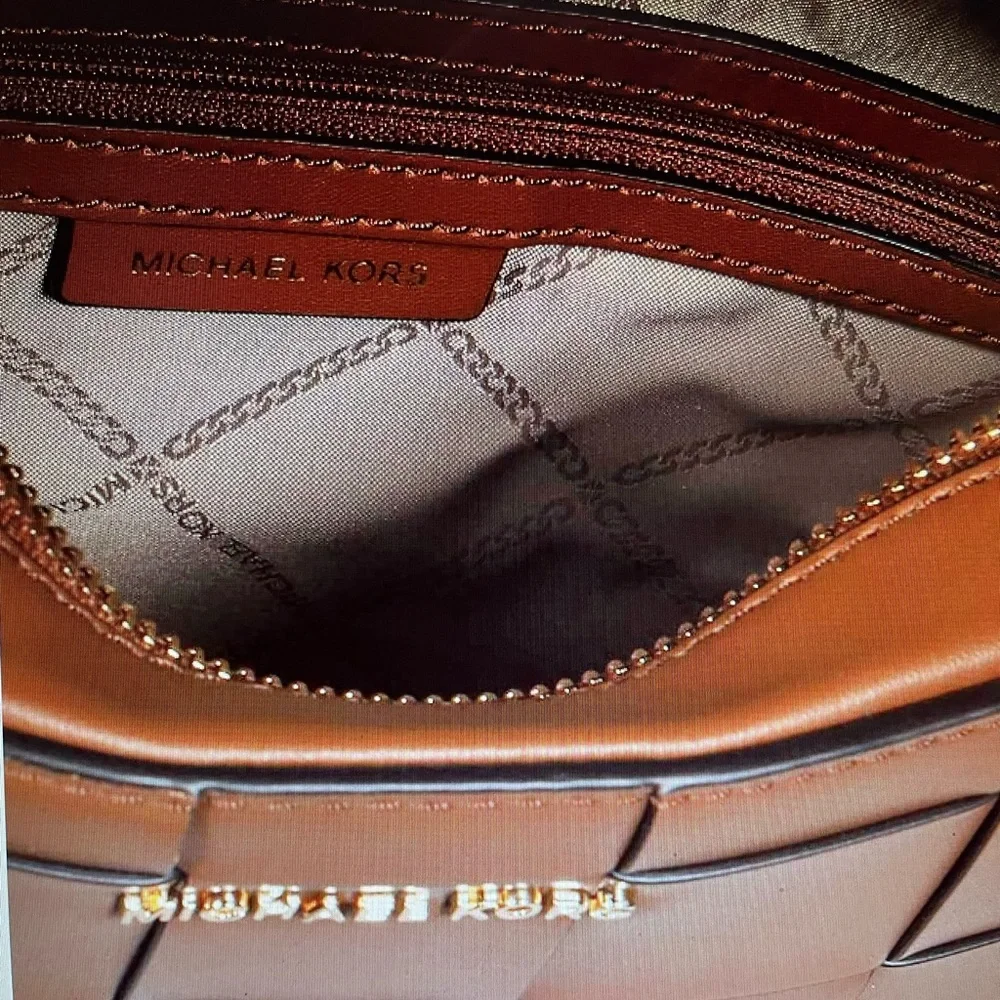 MICHAEL KORS JET SET MEDIUM CAMERA CROSSBODY BAG IN THE COLOR LUGGAGE NWT! - Picture 4 of 4
